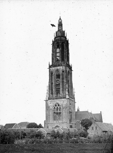 811962 Gezicht op de toren van de Cunerakerk te Rhenen.